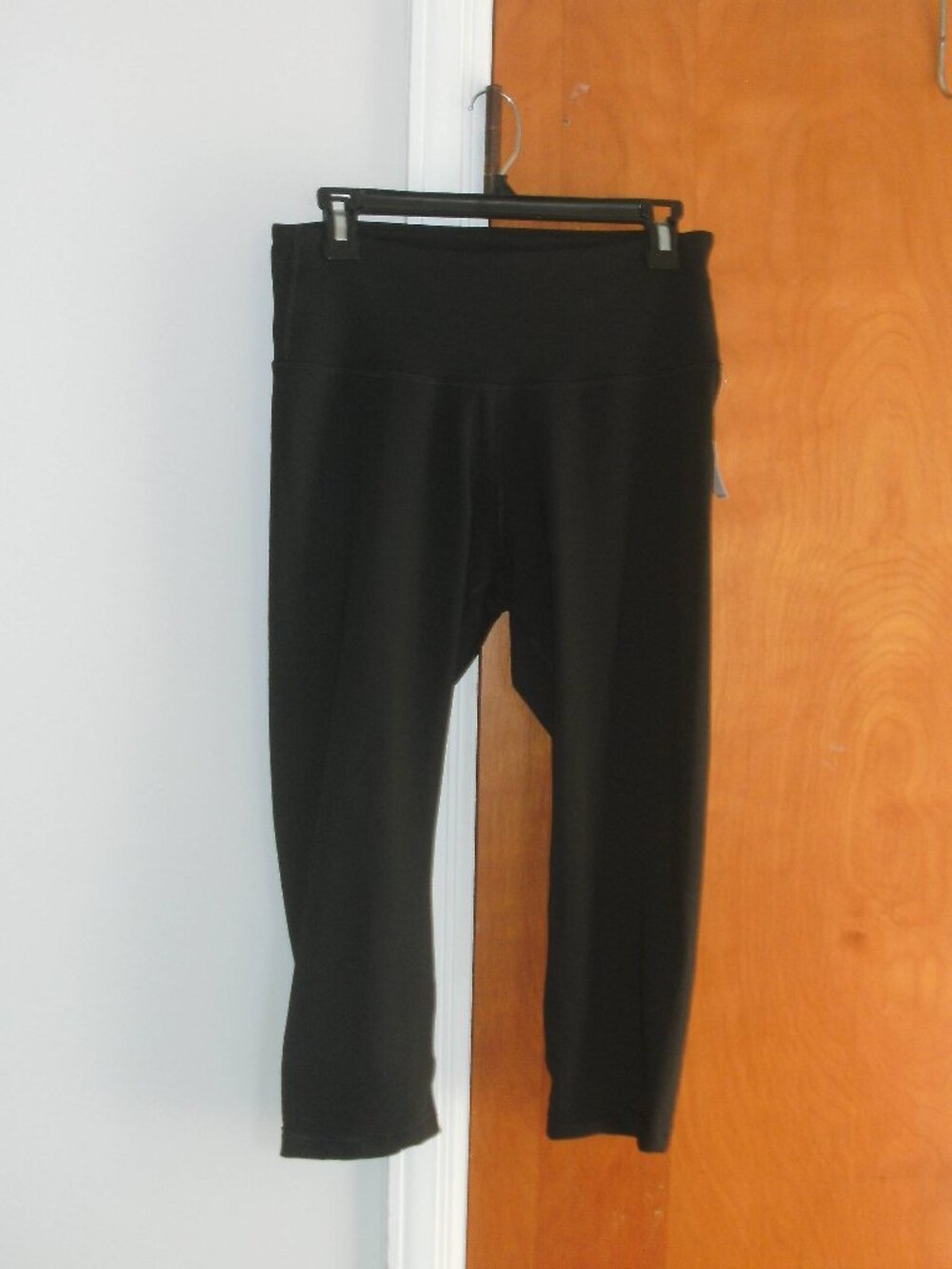 NWT Black Powerpress High Rise Go Dry Capri Leggings 85% polyester 15% spandex L